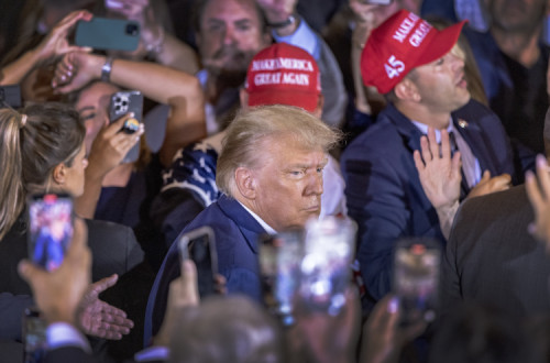 Trump presta declarações na Florida depois de ter sido formalmente acusado. Foto de CRISTOBAL HERRERA-ULASHKEVICH/EPA/Lusa.
