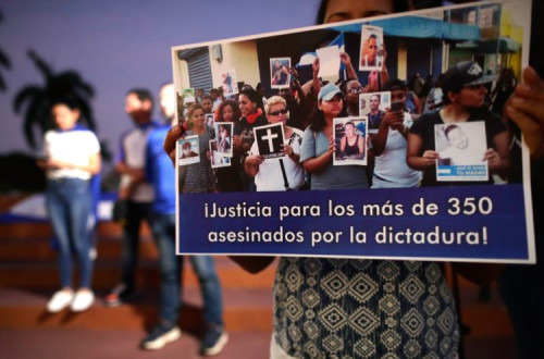 Vigília de opositores exilados na cidade do Panamá a assinalar os cinco anos da repressão das manifestações de abril de 2018
