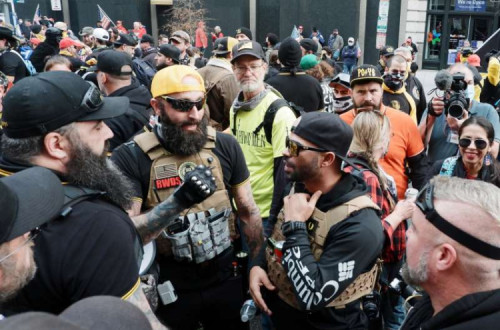 Membros dos Proud Boys em Washington em dezembro de 2020