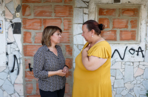 Catarina Martins com uma moradora do Casal do Gil.