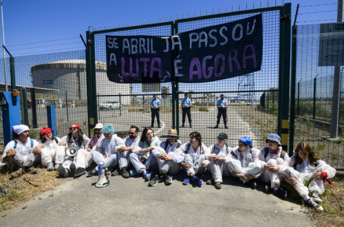 Ativistas climáticos à porta do Porto de Sines. Foto de TIAGO CANHOTO/LUSA.