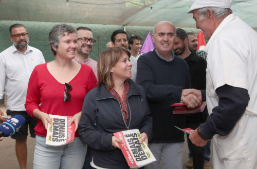 Catarina Martins visita o mercado do Santo da Serra com os candidatos às Regionais da Madeira, Roberto Almada e Dina Letra. Foto de HOMEM DE GOUVEIA/LUSA.