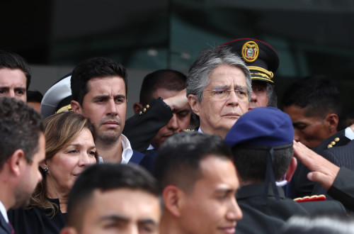 Guillermo Lasso à saída do Parlamento no primeiro e único dia do seu segundo processo de destituição. Foto de Jose Jacome/EPA/Lusa.