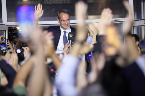 Kyriakos Mitsotakis, líder da Nova Democracia, celebra o resultado eleitoral deste domingo. Foto de GEORGE VITSARAS/EPA/Lusa.