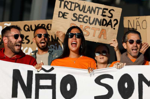 Concentração de tripulantes da EasyJet esta terça-feira junto ao aeroporto de Faro.