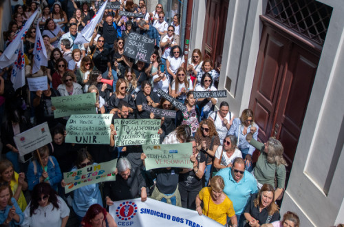 Trabalhadores das IPSS em manifestação no Porto. Foto de RUI MANUEL FARINHA/LUSA.