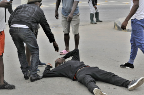 Manifestante ferido em Luanda. Foto de AMPE ROGÉRIO/LUSA.