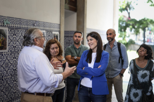 Mariana Mortágua na visita ao Centro de Alojamento de Emergência Municipal de Santa Bárbara, em Lisboa, 12 de julho de 2023. Foto de FILIPE AMORIM/LUSA.
