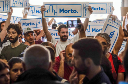 Músicos protestaram na terça-feira quando se viram impedidos de entrar no STOP