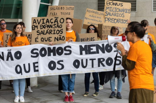 Tripulantes da EasyJet protestaram na sexta-feira junto ao aeroporto Francisco Sá Carneiro, no Porto.