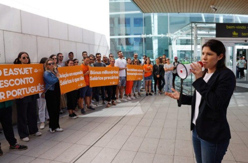 Mariana Mortágua com os tripulantes da EasyJet em greve no terminal 1 do Aeroporto de Lisboa