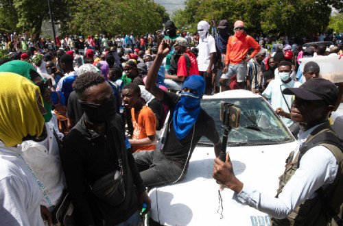 Manifestação contra a violência dos gangues no Haiti. Foto de Johnson Sabin/EPA/Lusa.