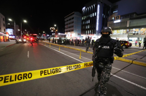 Polícia nas ruas de Quito depois do assassinato do candidato presidencial Fernando Villavicencio. Foto de Jose Jacome/EPA/Lusa.