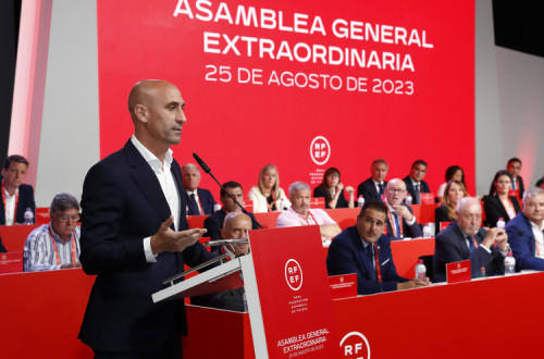 Rubiales na assembleia geral. Foto de EIDAN RUBIO/RFEF/Lusa.
