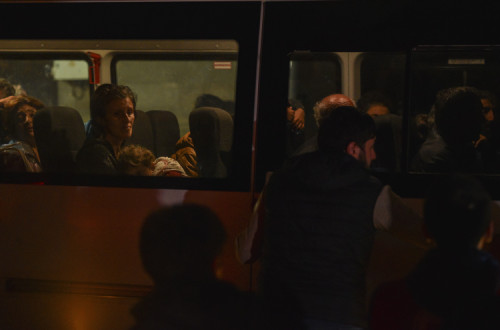 Civis arménios provenientes de Nagorno-Karabakh esperam num autocarro perto de um centro de registo da Cruz Vermelha, em Goris, na Arménia. Foto de NAREK ALEKSANYAN EPA-EFE/Lusa,