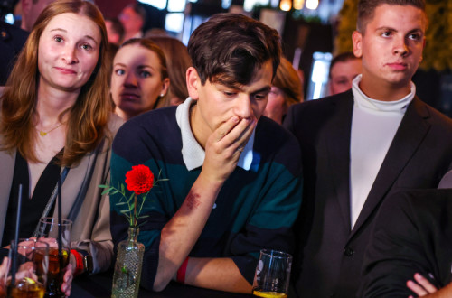Desilusão na sede do SPD no Hesse com a saída das projeções na noite eleitoral. Foto de CHRISTOPHER NEUNDORF/EPA/Lusa.