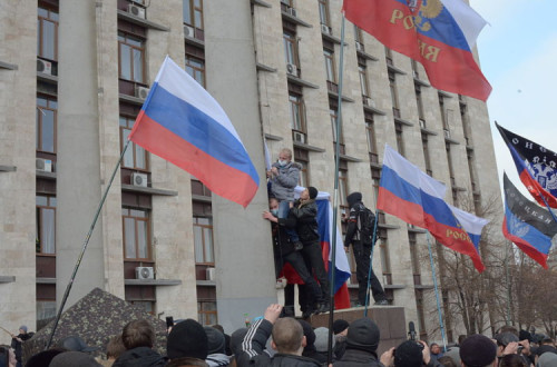 Manifestantes pró-russos em Donetsk. Foto de Andrew Butko, creative commons.