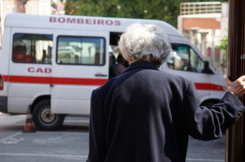Idosa e ambulância. Foto de Paulete Matos.
