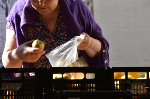 escolher fruta no mercado