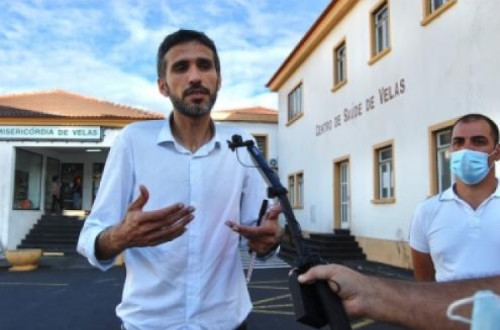 António Lima, coordenador do Bloco de Esquerda dos Açores, em frente ao Centro de Saúde de Velas.