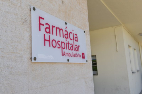 Placa com a inscrição "Farmácia Hospitalar