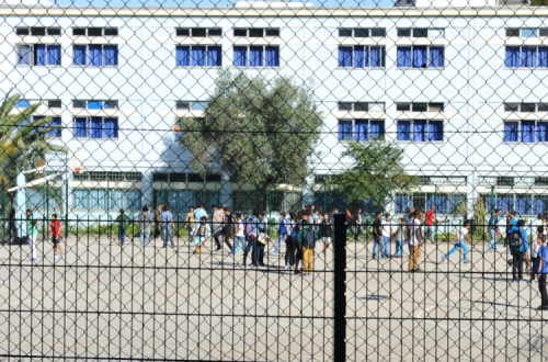 “Quando chegamos perto de uma escola, em especial uma escola do ensino básico, a primeira coisa com que nos confrontamos é a presença de grades” – Foto de Paulete Matos