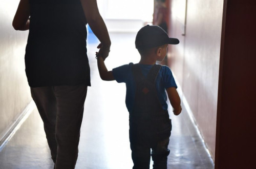 Criança com acompanhante