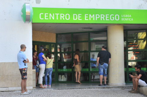Desemprego jovem voltou aos níveis de há três anos