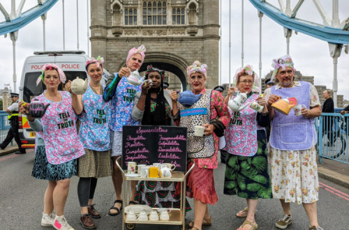 A ação "Impossible Tea Party" esta segunda-feira na Ponte da Torre de Londres