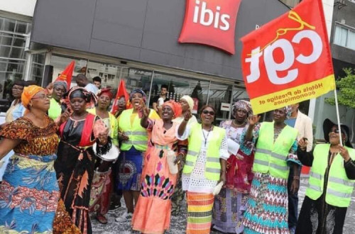 Trabalhadoras do Ibis Batignolles em luta. Foto de @CelineMalaise/Twitter.