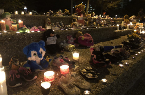 Um dos memoriais em homenagem às crianças indígenas mortas nas instituições educativas no Canadá. Foto de @Jantafrench/Twitter.