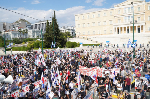 Manifestação frente ao Parlamento grego contra a reforma da lei laboral. Junho de 2021. Foto de @id_communism/Twitter.
