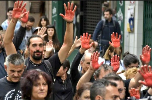 Manifestantes anti-touradas em Gijón. Foto de @laurasturies no Twitter.