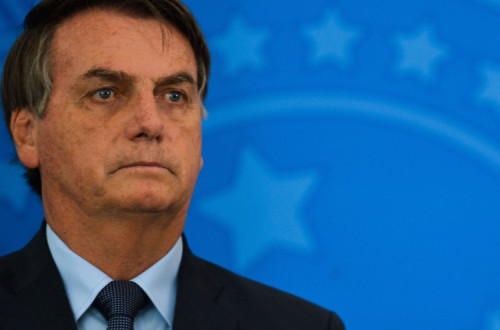 Bolsonaro: único governante do mundo a posicionar-se contra as medidas de confinamento para combater a epidemia de Covid-19, viu-se isolado como nunca e os seus decretos anulados pelo Judiciário. Foto de Marcello Casal Jr., Agência Brasil