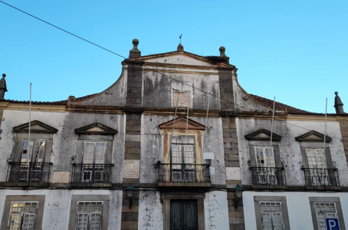 Edifício público degradado no centro de Portalegre - Foto de Higino Maroto