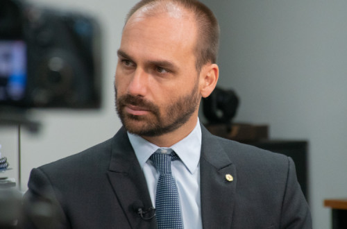 Dos quatro irmãos, é Eduardo Bolsonaro quem tem uma função política mais destacada sendo responsável pelas relações de Jair Bolsonaro com partidos e movimentos de extrema-direita noutros países.