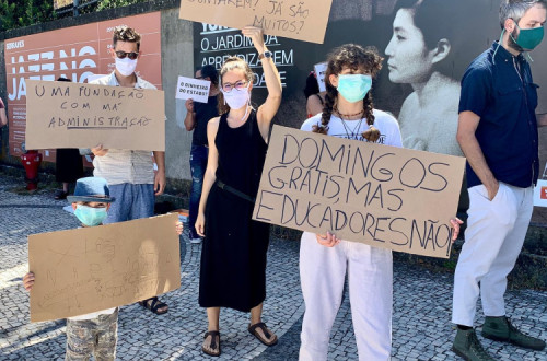“Domingos grátis, mas educadores não!”, via facebook de José Soeiro