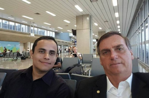 Tércio Arnaud Tomaz com Jair Bolsonaro. Foto do Facebook.