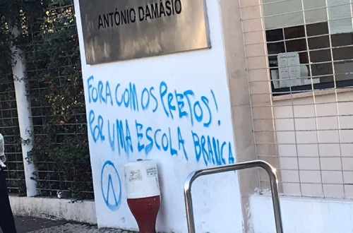 Entrada da Escola Secundária António Damásio pintada com mensagem racista. Foto de Ira Sobral no Twitter.