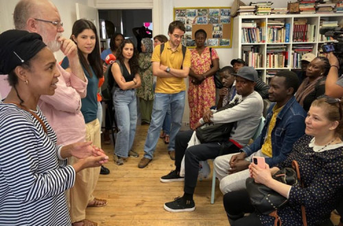 Anabela Rodrigues e Timóteo Macedo, dirigentes da Solim, receberam Mariana Mortágua para um encontro com imigrantes na sede da associação