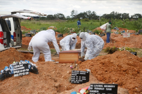 Enterro de uma vítima de covid-19 no Zimbabwe, 20 de janeiro de 2021 – Foto de Aaron Ufumeli/Epa/Lusa