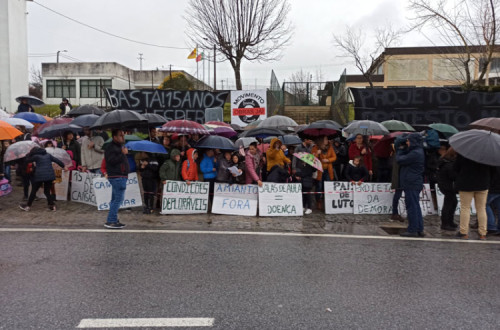 Protesto em frente à escola da Pousa, em Barcelos. Foto Miguel Martins. 