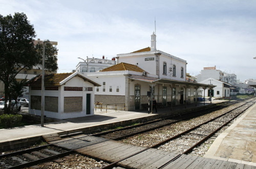“A curtíssimo prazo é necessário tornar o modo ferroviário preferencial para as ligações entre as cidades da região, no eixo Lagos - Vila Real de Santo António” - Estação ferroviária de Olhão, foto wikipedia