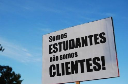 O que mais nos escandaliza é a quantidade de vezes que nos repetem “apenas depende de ti” - Cartaz "Somos estudantes não somos clientes"