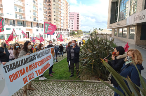 Isabel Pires e Deolinda Martin na concentração desta quinta-feira à porta da Eurest, em Alfragide.