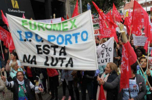Trabalhadoras seguram faixa sobre a luta na Euromex. Foto da CGTP.