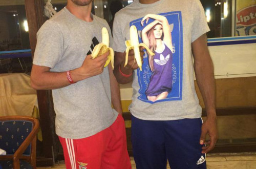 Évora ilustrou a nota no Facebook com uma fotografia em que aparece ao lado do colega Bruno Costa a comer uma banana. Trata-se de uma alusão ao caso de racismo mais falado da semana, que envolveu o futebolista brasileiro Daniel Alves. Foto de Nelson Évora