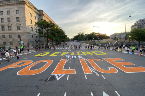 Defund the police escrito na estrada em Washington.