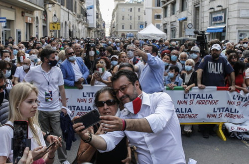 Salvini tira uma selfie durante a manifestação do dia da República. Fonte: Twitter de Adriano Meis.