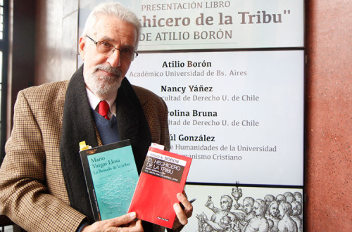 Atilio Bóron apresenta o seu livro sobre Vargas Llosa. Foto da Universidade do Chile.